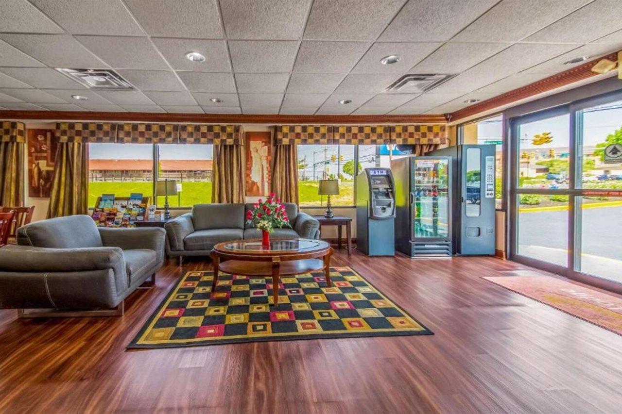 Econo Lodge Маунт Лорел Екстериор снимка