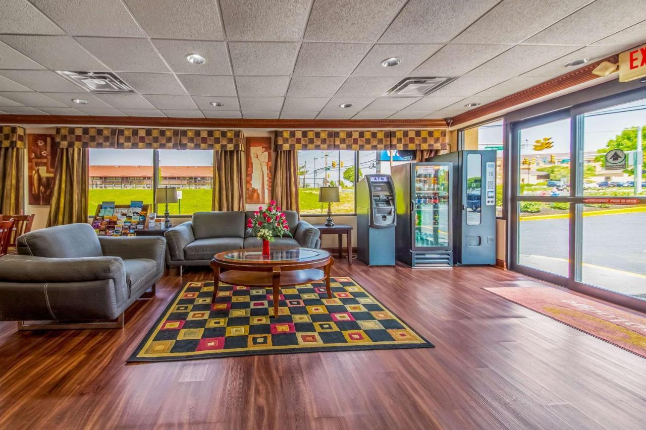 Econo Lodge Маунт Лорел Екстериор снимка