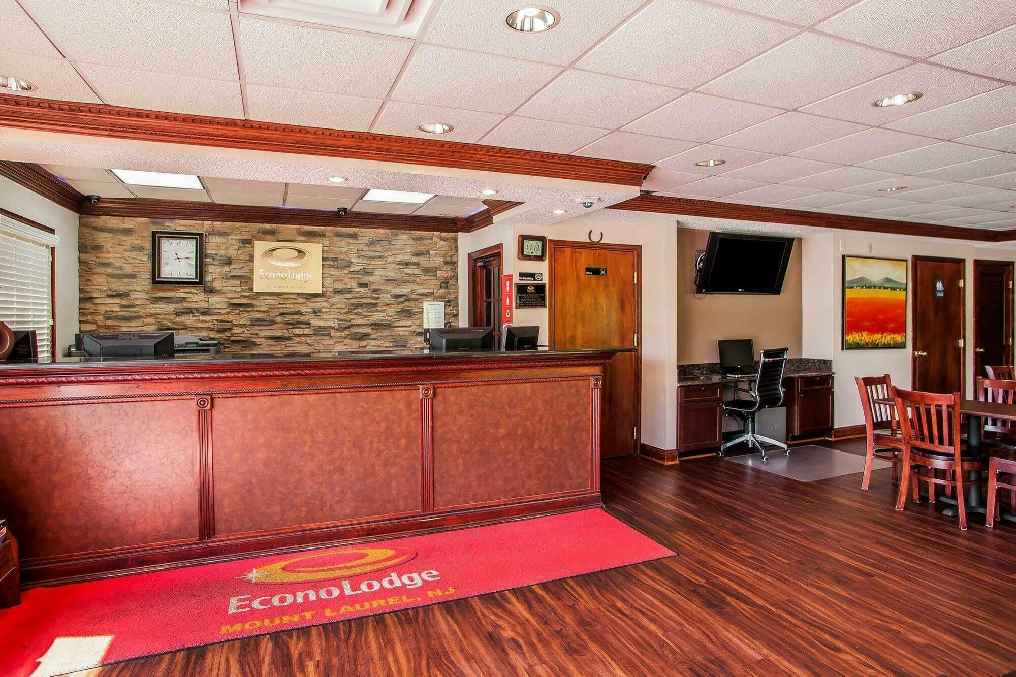 Econo Lodge Маунт Лорел Екстериор снимка